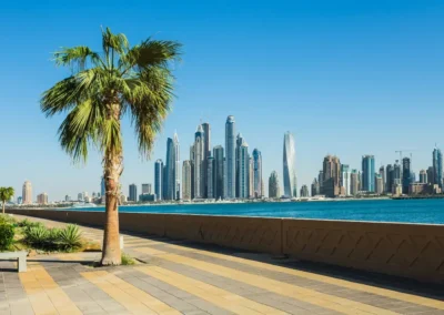 Dubaï Marina vue sur la mer, les buildings et un palmier