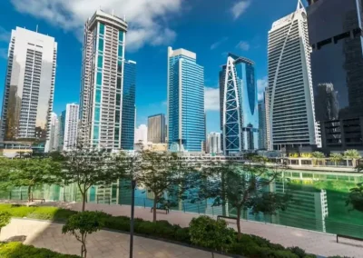 Buildings au bord de l'eau à Jumeirah Lake Towers