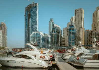 bateau dans le quartier de Dubai Marina au couché du soleil