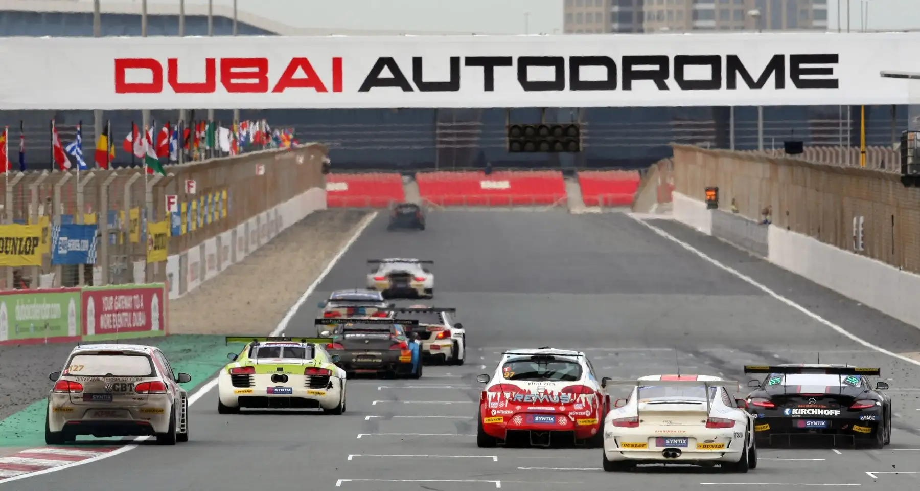 Course de voiture au Dubaï Autodrome