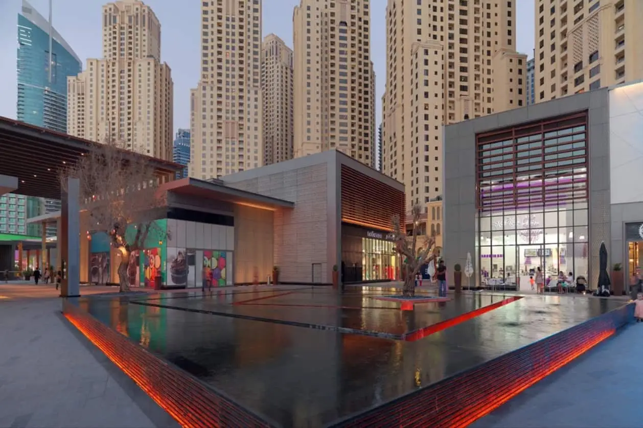 dans les rues de JBR sous les buildings