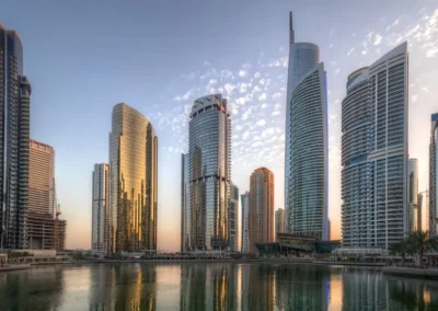 Grands buildings d'appartements à Jumeirah Lake Towers (JLT) à Dubaï