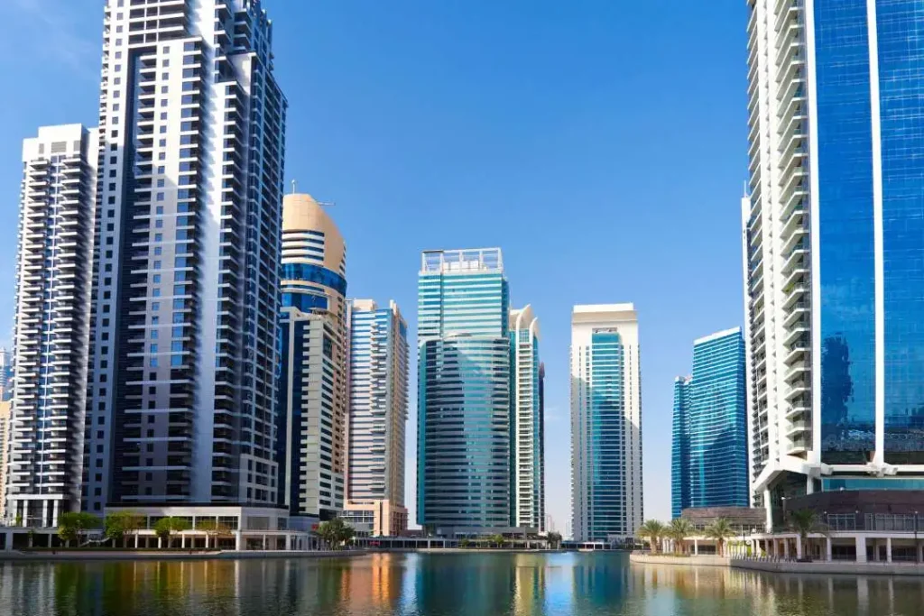 Buildings au bord de l'eau à Jumeirah Lake Towers
