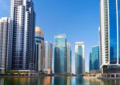 Buildings au bord de l'eau à Jumeirah Lake Towers