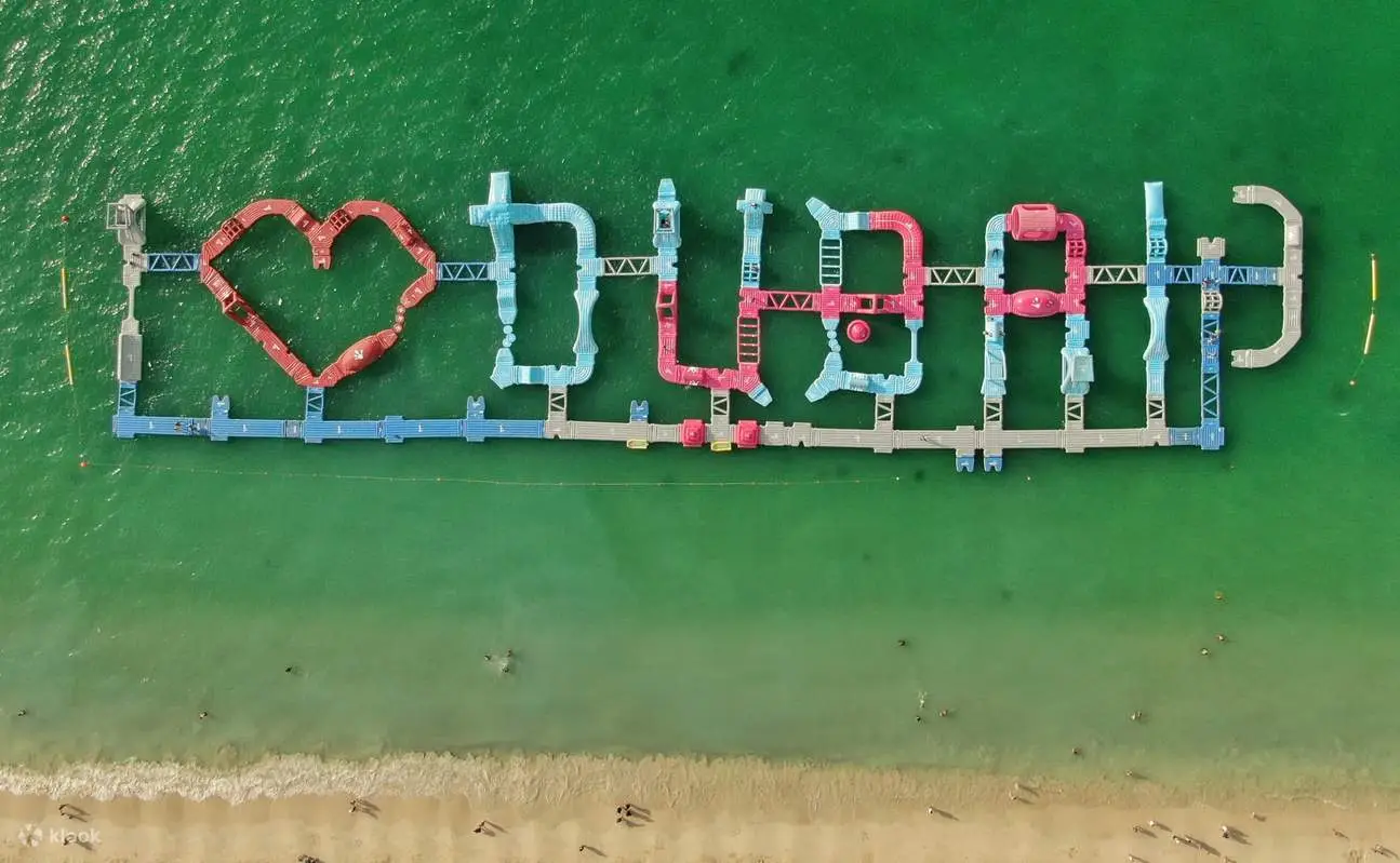 Parc aquatique AquaFun bouées "i love dubai" au bord de l'eau à JBR