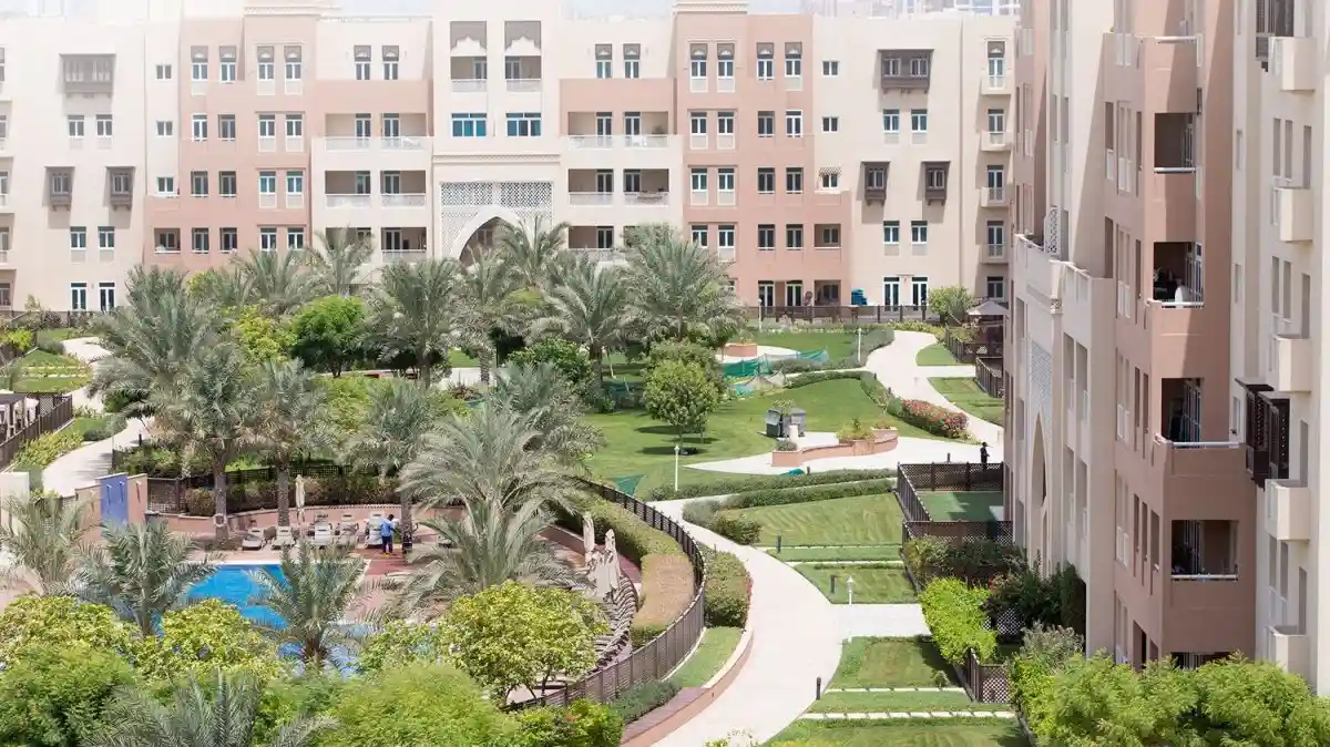 résidences avec piscine et verdure dans le quartier Al Furjan