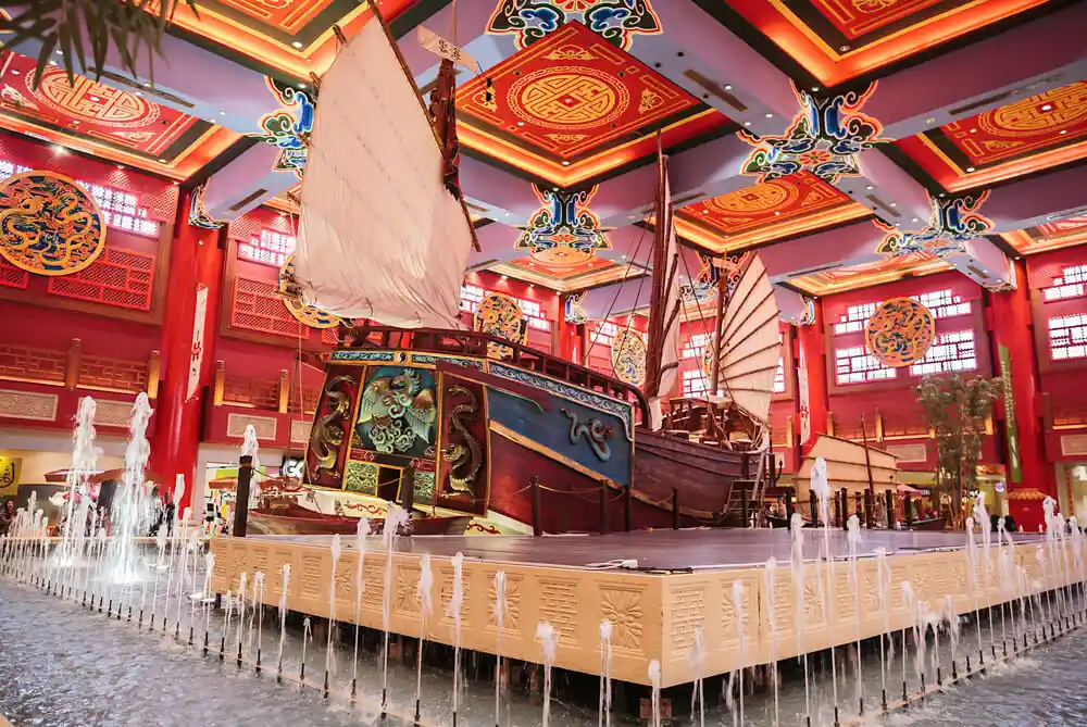 Ibn Battuta Mall décorations chinoises, bateau ancien aux couleurs de la chine