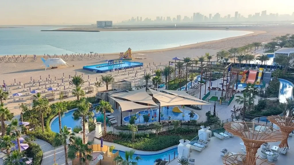 Le Centara Mirage Beach Resort, sur la plage de Dubai Islands