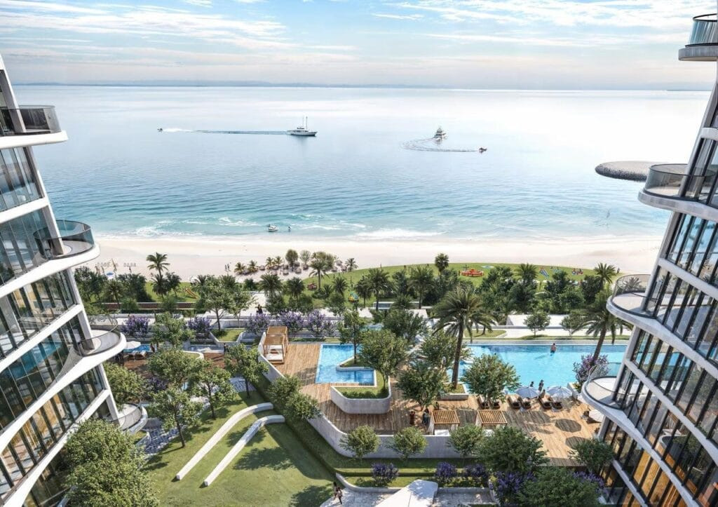 Piscine et plage en bord de mer à Aquamont