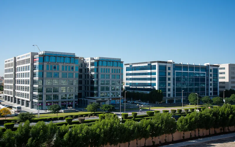 Dubai Investment Park (DIP) : immeubles de bureaux et espaces verts