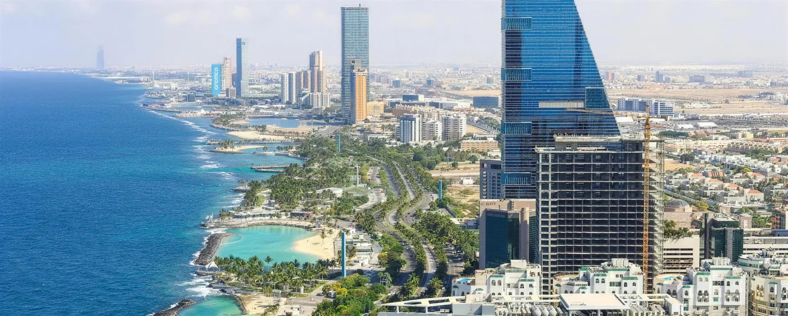 La corniche de Jeddah, vue aérienne du front de mer Rouge et de ses tours