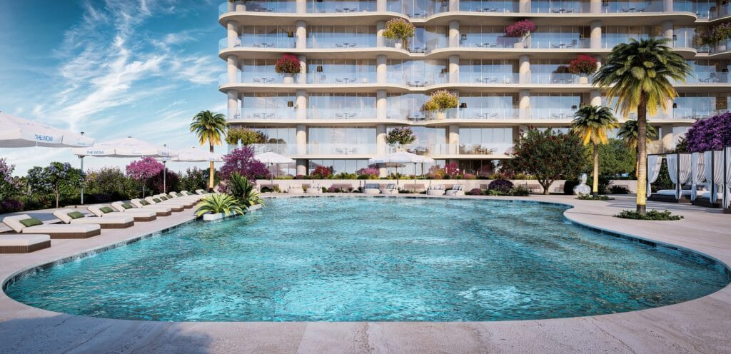 Grand Pool de The Wow, piscine resort de 30 par 20 mètres au pied de la tour